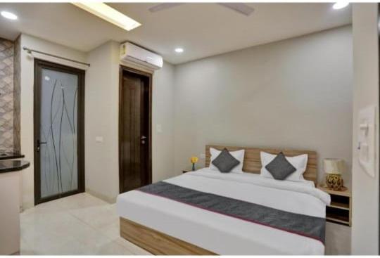 Vibe Hotel Noida Exterior foto
